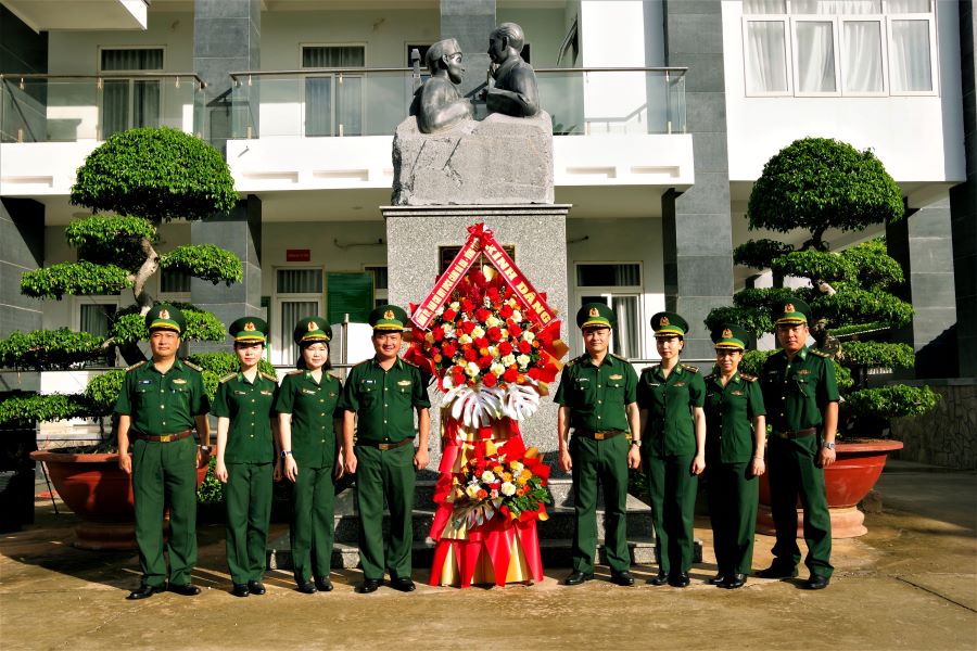 Cán bộ, chiến sĩ Ban Chỉ huy Biên phòng cửa khẩu cảng Bà Rịa - Vũng Tàu, Bộ đội Biên phòng Thành phố Hồ Chí Minh chụp hình lưu niệm trước Tượng đài “Bác Hồ với Chiến sĩ Biên phòng”. Cán bộ, chiến sĩ Ban Chỉ huy Biên phòng cửa khẩu cảng Bà Rịa - Vũng Tàu, Bộ đội Biên phòng Thành phố Hồ Chí Minh chụp hình lưu niệm trước Tượng đài “Bác Hồ với Chiến sĩ Biên phòng”.