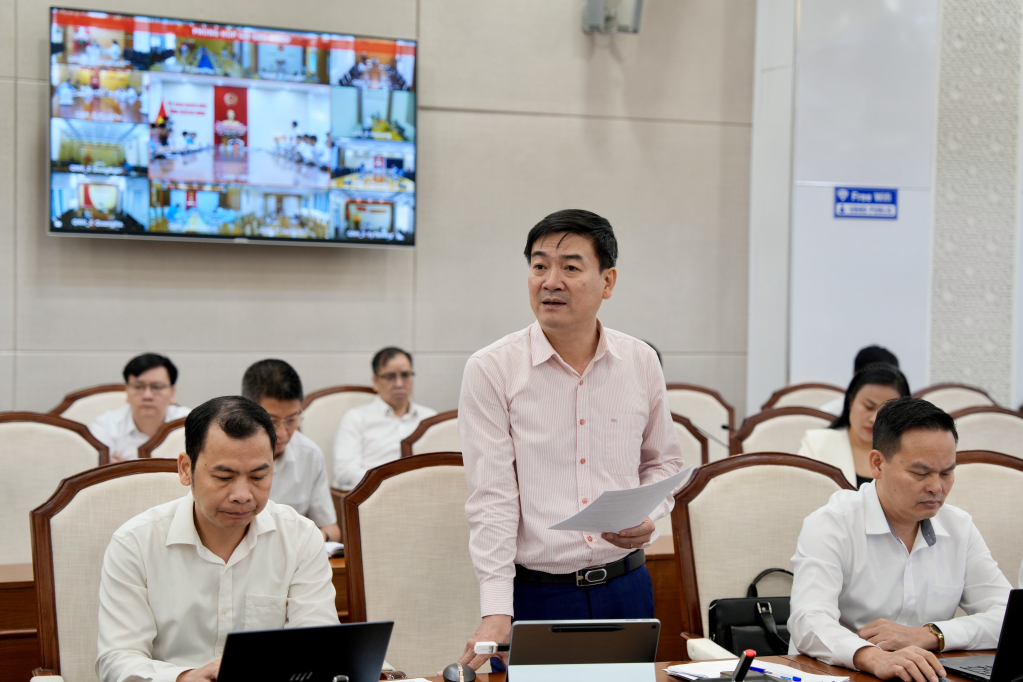 L&atilde;nh đạo Sở X&acirc;y dựng Quảng Ninh b&aacute;o c&aacute;o tiến độ c&ocirc;ng nhận Quảng Ninh đạt ti&ecirc;u ch&iacute; đ&ocirc; thị loại I