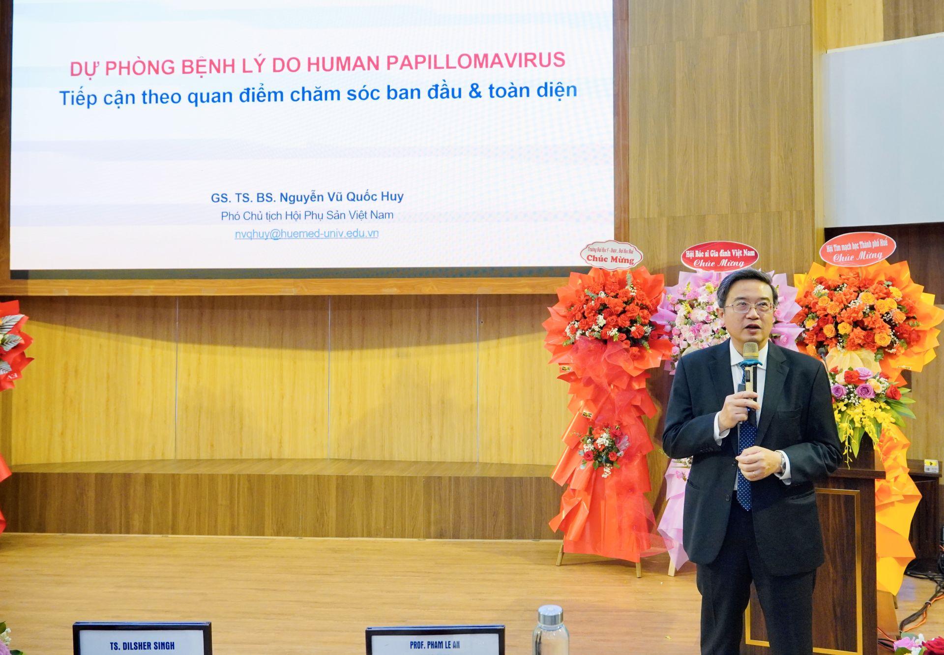 GS.TS Nguyễn Vũ Quốc Huy b&aacute;o c&aacute;o tại hội nghị