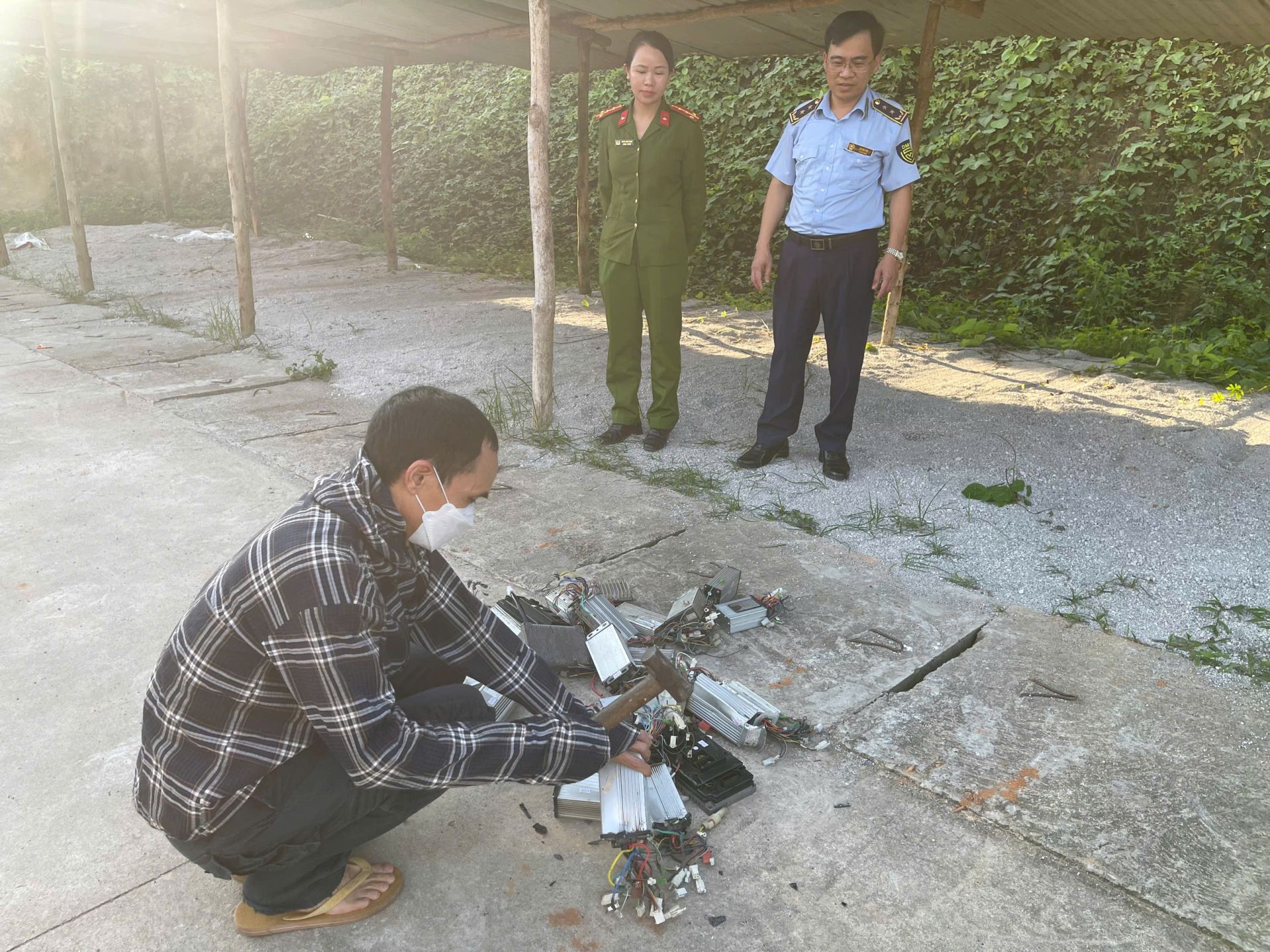 Lực lượng chức năng gi&aacute;m s&aacute;t ti&ecirc;u hủy h&agrave;ng h&oacute;a vi phạm