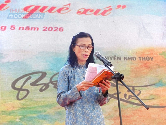 . Tác giả Nguyễn Nho Thủy giới thiệu tập thơ - văn . Tác giả Nguyễn Nho Thủy giới thiệu tập thơ - văn
