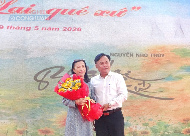 . Đại diện Ban tổ chức - Phó Giám đốc Thư viện Đà Nẵng La Đình Nghĩa tặng hoa chúc mừng tác giả Nguyễn Nho Thủy tại buổi ra mắt sách. Ảnh: Bảo Linh. . Đại diện Ban tổ chức - Phó Giám đốc Thư viện Đà Nẵng La Đình Nghĩa tặng hoa chúc mừng tác giả Nguyễn Nho Thủy tại buổi ra mắt sách. Ảnh: Bảo Linh.