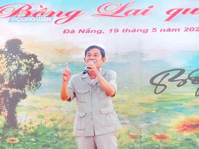 Đại tá, nhà báo, nhà thơ Lê Anh Dũng – Phó Giám đốc Trung tâm Nghiên cứu và Phát triển Văn hóa Hùng Vương Việt Nam kiêm Giám đốc Trung tâm Nghiên cứu và Phát triển Văn hóa Hùng Vương chi nhánh Đà Nẵng phát biểu, chia sẻ về những giá trị văn hóa được gửi gắm trong tác phẩm. (Ảnh: Bảo Linh) Đại tá, nhà báo, nhà thơ Lê Anh Dũng – Phó Giám đốc Trung tâm Nghiên cứu và Phát triển Văn hóa Hùng Vương Việt Nam kiêm Giám đốc Trung tâm Nghiên cứu và Phát triển Văn hóa Hùng Vương chi nhánh Đà Nẵng phát biểu, chia sẻ về những giá trị văn hóa được gửi gắm trong tác phẩm. (Ảnh: Bảo Linh)
