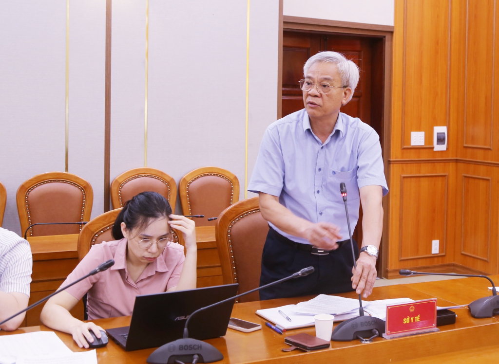 L&atilde;nh đạo Sở Y tế Quảng Ninh b&aacute;o c&aacute;o tại buổi l&agrave;m việc