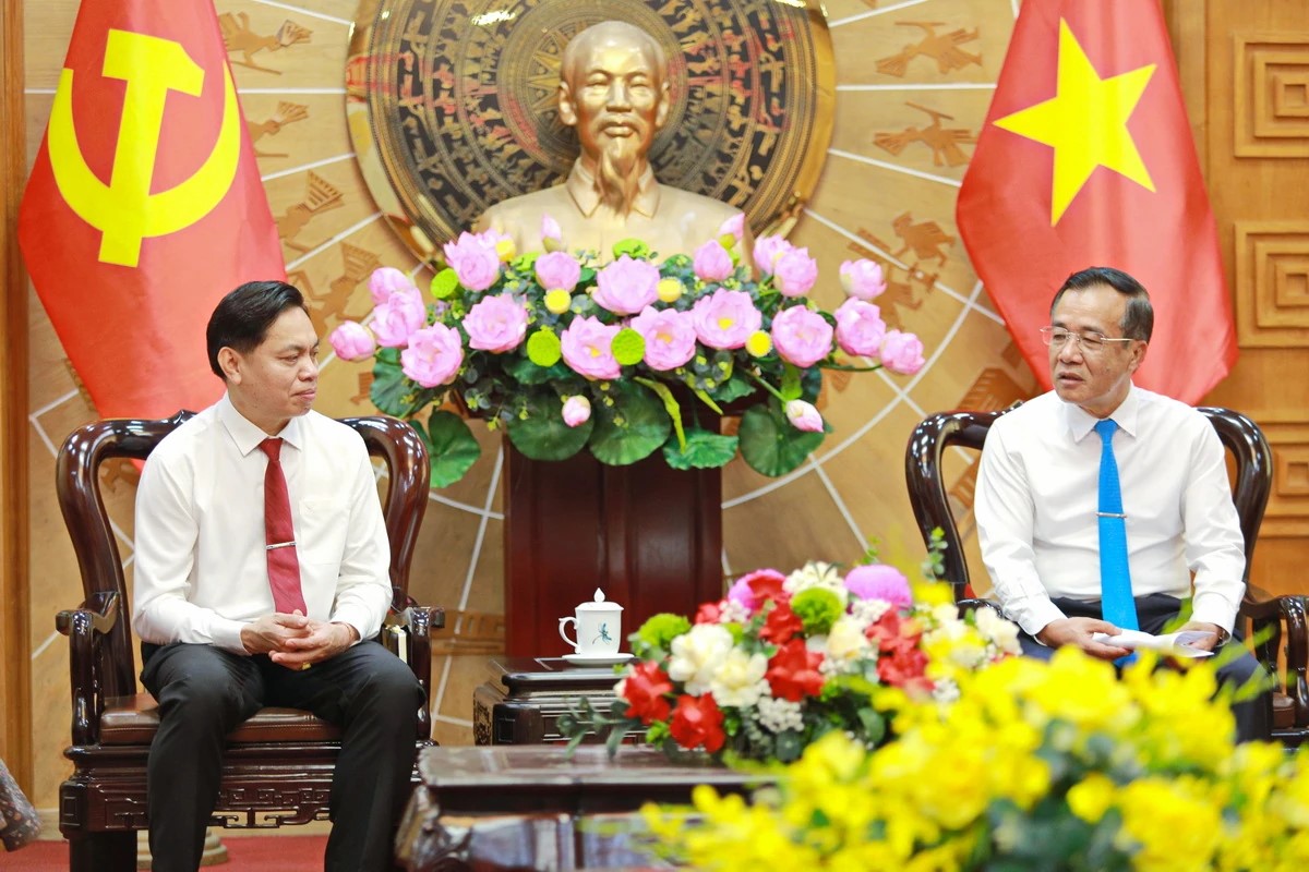 Đồng ch&iacute; Phết Mạ Ny Phon, Trưởng Ban Tuy&ecirc;n huấn tỉnh Hủa Phăn tr&acirc;n trọng cảm ơn sự đ&oacute;n tiếp trọng thị, th&acirc;n t&igrave;nh của B&iacute; thư Tỉnh ủy L&ecirc; Đức Th&aacute;i v&agrave; l&atilde;nh đạo tỉnh Thanh H&oacute;a.