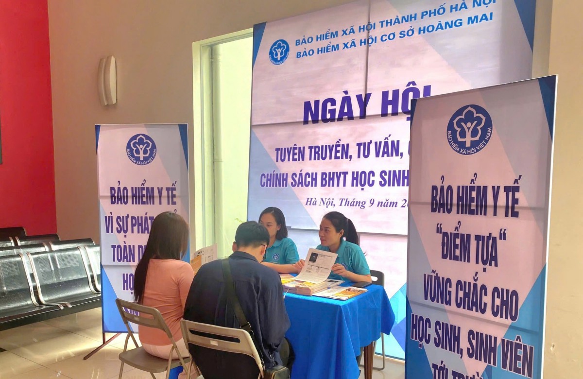 BHXH H&agrave; Nội tổ chức gian h&agrave;ng tuy&ecirc;n truyền, tư vấn, giải đ&aacute;p ch&iacute;nh s&aacute;ch BHYT cho học sinh, sinh vi&ecirc;n. Ảnh: BD