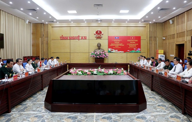Quang cảnh buổi Hội đ&agrave;m giữa tỉnh Nghệ An v&agrave; 3 tỉnh nước bạn L&agrave;o.