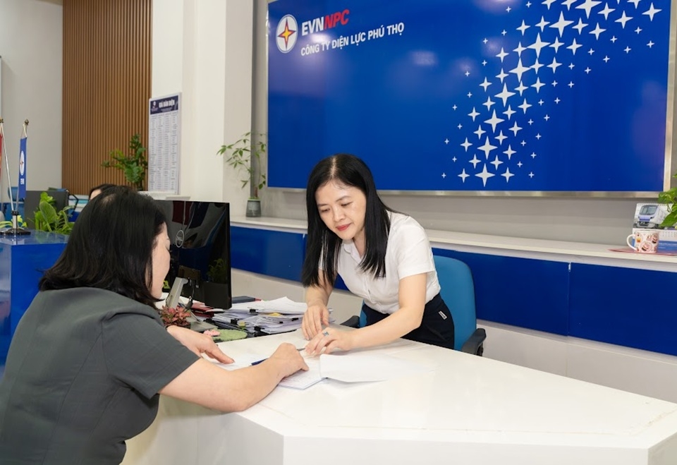 Tận tâm phục vụ khách hàng Tận tâm phục vụ khách hàng