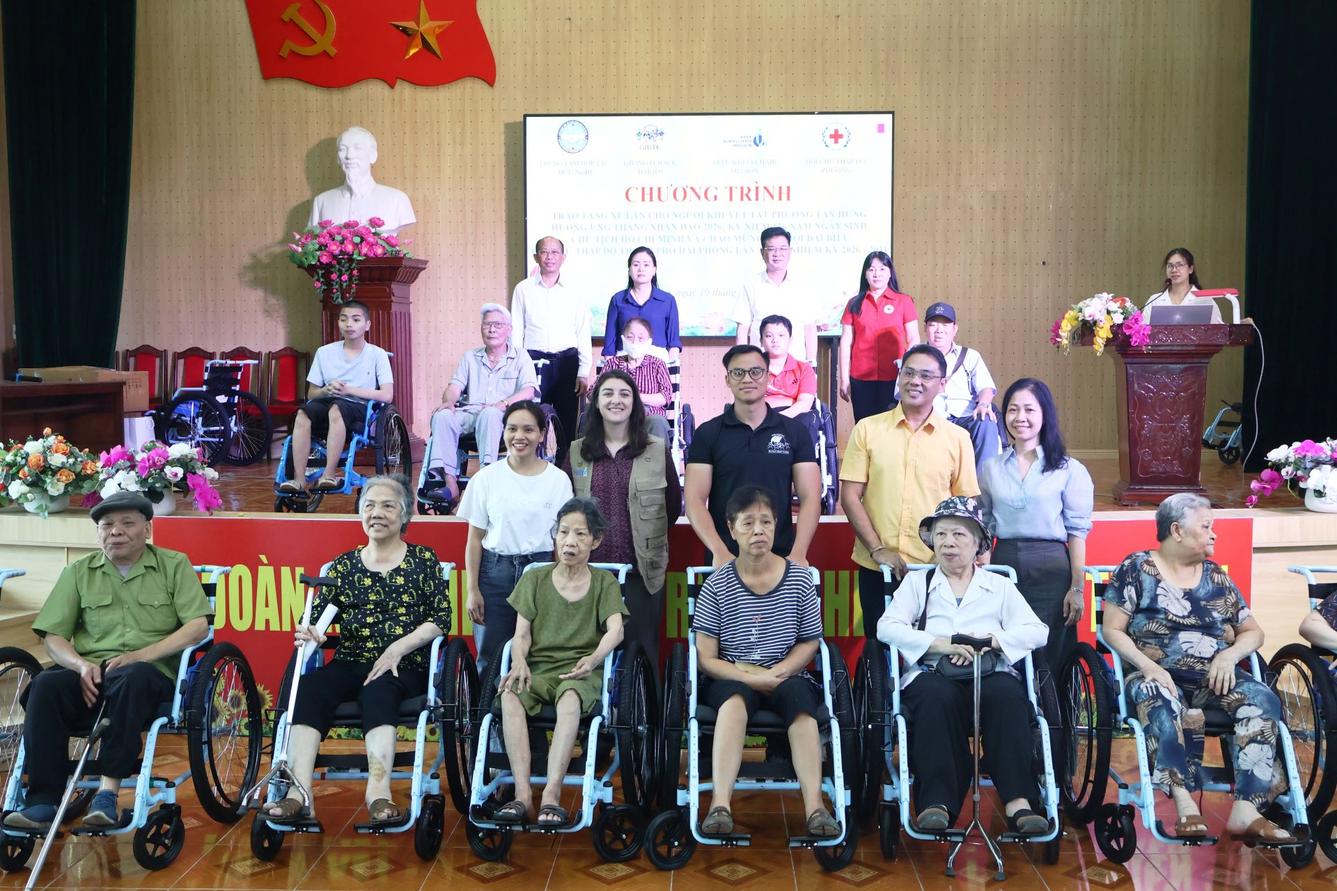 Đại diện c&aacute;c cơ quan, đơn vị v&agrave; nh&agrave; t&agrave;i trợ trao tặng xe lăn cho người khuyết tật.