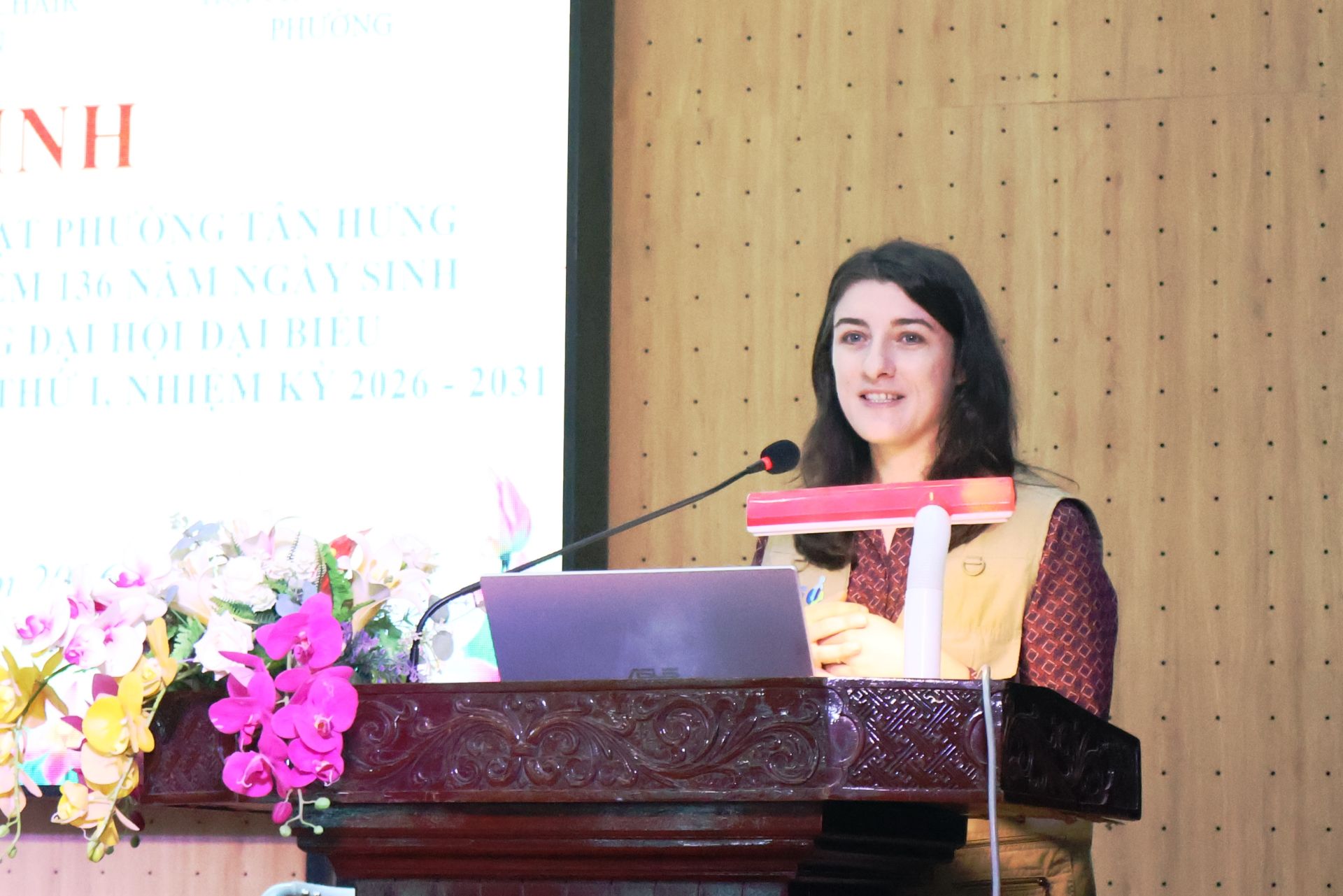 Đại diện tổ chức trao tặng xe lăn miễn ph&iacute; Giving It Back To Kids ph&aacute;t biểu tại chương tr&igrave;nh