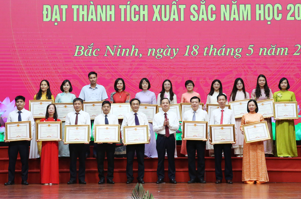 Chủ tịch UBND tỉnh Phạm Hoàng Sơn trao Bằng khen cho các cán bộ, giáo viên bồi dưỡng học sinh giỏi cấp Quốc gia. Chủ tịch UBND tỉnh Phạm Hoàng Sơn trao Bằng khen cho các cán bộ, giáo viên bồi dưỡng học sinh giỏi cấp Quốc gia.