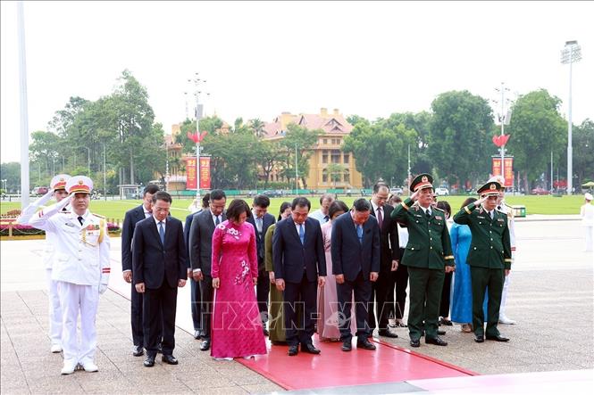 Đo&agrave;n đại biểu Th&agrave;nh phố H&agrave; Nội th&agrave;nh k&iacute;nh tưởng niệm Chủ tịch Hồ Ch&iacute; Minh. Ảnh: Tuấn Anh/TTXVN