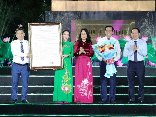 Ph&oacute; Thủ tướng Ch&iacute;nh phủ L&ecirc; Tiến Ch&acirc;u v&agrave; Bộ trưởng Bộ Văn h&oacute;a, Thể thao v&agrave; Du lịch L&acirc;m Thị Phương Thanh trao Quyết định c&ocirc;ng nhận Khu du lịch quốc gia Kim Li&ecirc;n.