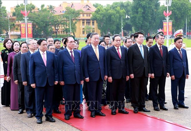 Đo&agrave;n đại biểu l&atilde;nh đạo, nguy&ecirc;n l&atilde;nh đạo Đảng, Nh&agrave; nước do Tổng B&iacute; thư, Chủ tịch nước T&ocirc; L&acirc;m dẫn đầu th&agrave;nh k&iacute;nh tưởng niệm Chủ tịch Hồ Ch&iacute; Minh. Ảnh: Tuấn Anh/TTXVN
