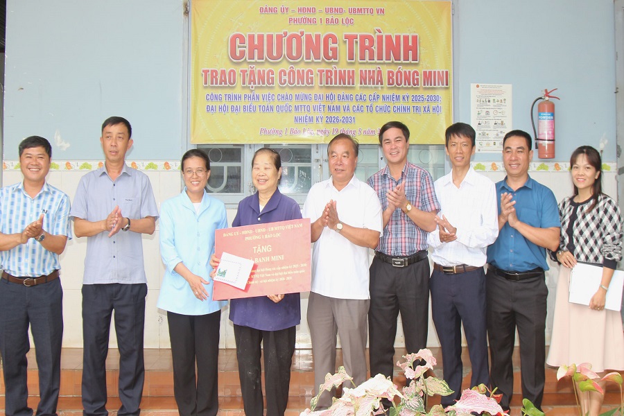 L&atilde;nh đạo Phường 1 Bảo Lộc trao tặng c&ocirc;ng tr&igrave;nh nh&agrave; b&oacute;ng mini cho M&aacute;i ấm T&iacute;n Th&aacute;c