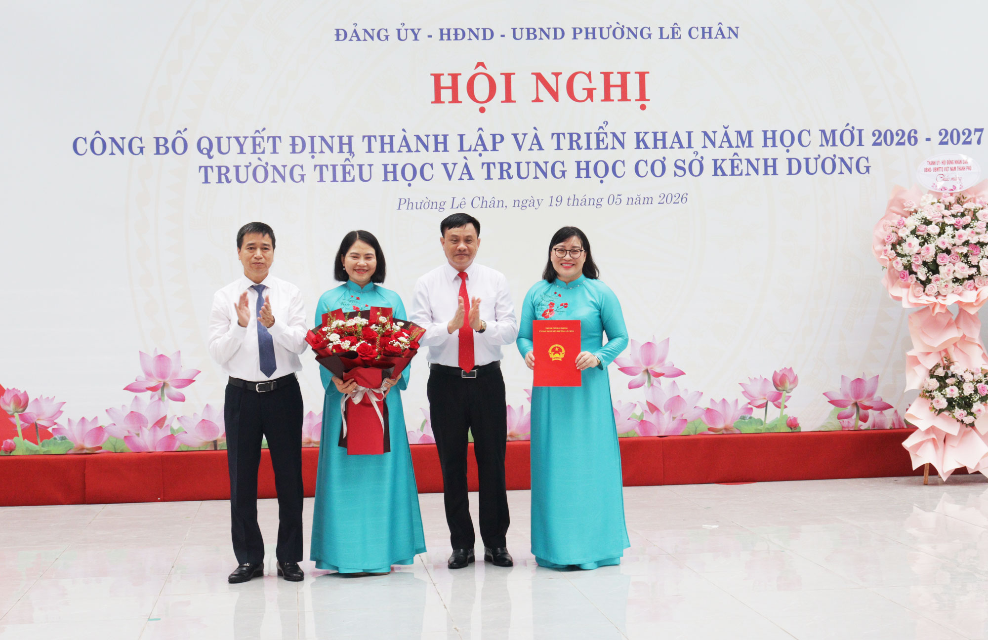 L&atilde;nh đạo phường L&ecirc; Ch&acirc;n trao Quyết định th&agrave;nh lập v&agrave; tặng hoa cho Trường Tiểu học v&agrave; THCS K&ecirc;nh Dương.