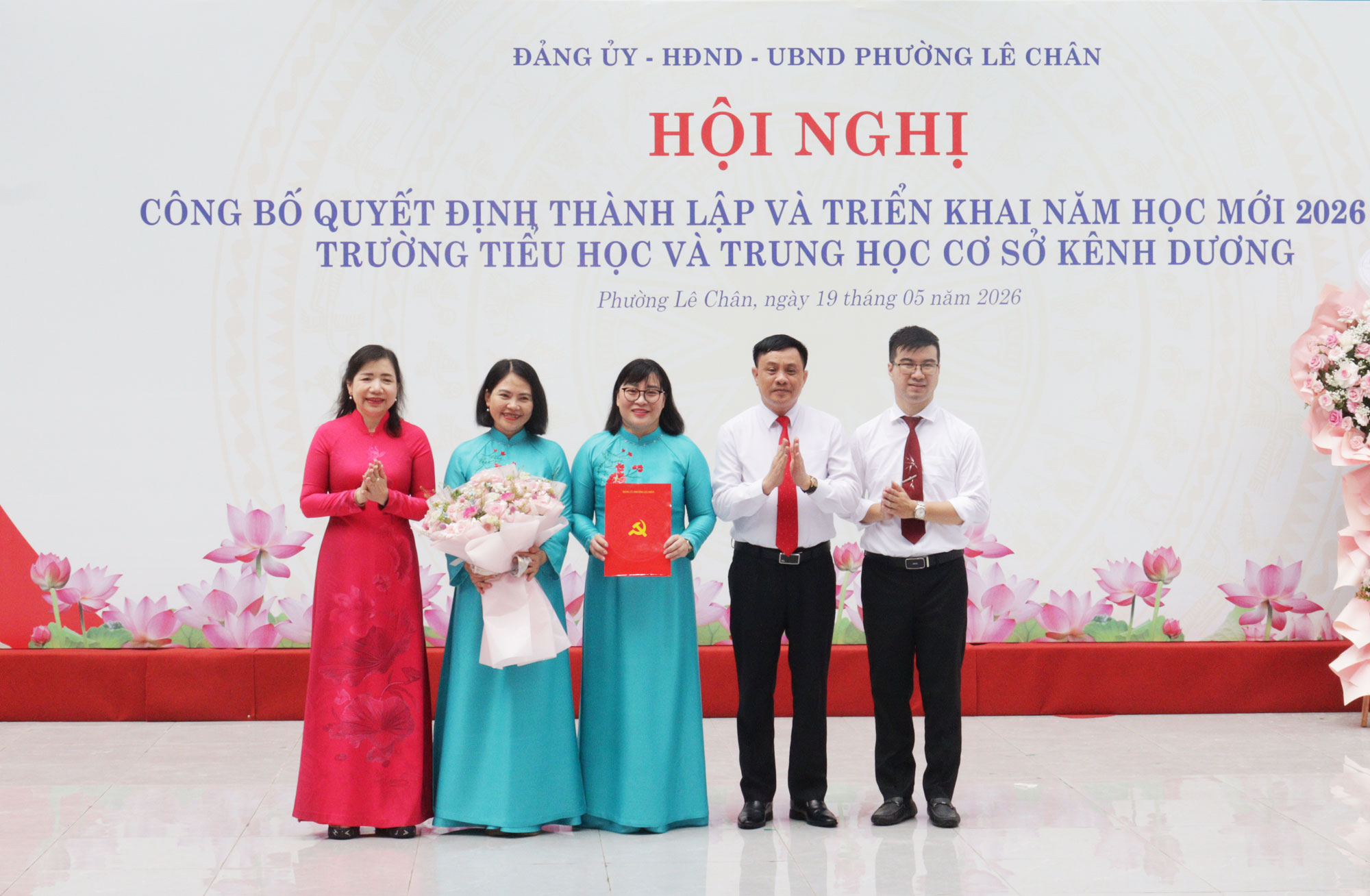 L&atilde;nh đạo phường L&ecirc; Ch&acirc;n trao Quyết định v&agrave; tặng hoa cho Chi bộ Trường Tiểu học v&agrave; THCS K&ecirc;nh Dương.