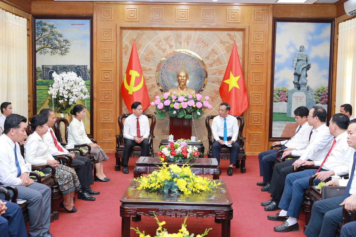 Bí thư Tỉnh ủy Thanh Hóa tiếp xã giao Đoàn công tác Ban Tuyên huấn tỉnh Hủa Phăn