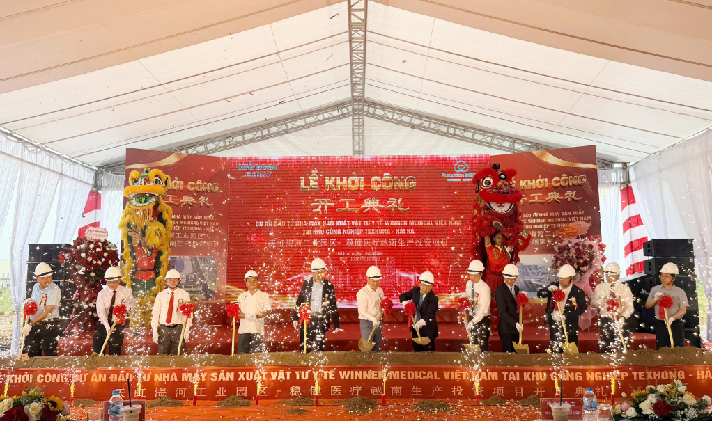 C&aacute;c đại biểu thực hiện nghi lễ động thổ khởi c&ocirc;ng c&ocirc;ng tr&igrave;nh