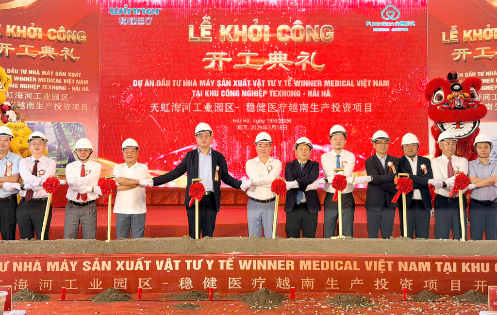 C&aacute;c đại biểu bắt tay cam kết hỗ trợ th&uacute;c đẩy dự &aacute;n triển khai đ&uacute;ng tiến độ