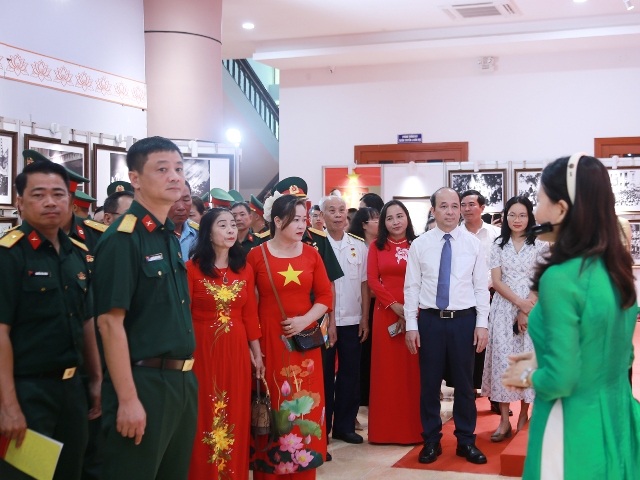Các đại biểu tham quan triển lãm với nhiều hình ảnh, tư liệu, hiện vật tiêu biểu. Các đại biểu tham quan triển lãm với nhiều hình ảnh, tư liệu, hiện vật tiêu biểu.