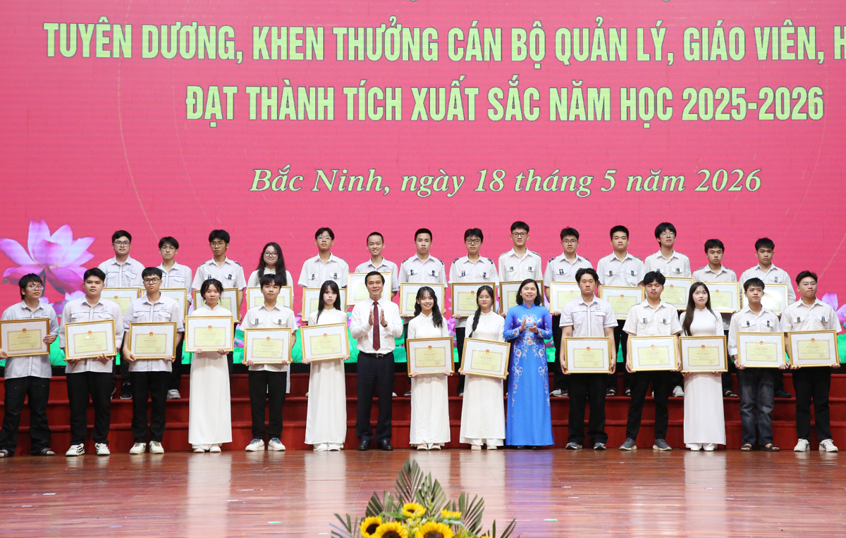 Phó Chủ tịch Thường trực HĐND tỉnh Trần Thị Hằng và Phó Chủ tịch UBND tỉnh Lê Xuân Lợi trao Bằng khen của Bộ trưởng Bộ GD&ĐT cho các em học sinh đạt giải Ba Kỳ thi chọn học sinh giỏi Quốc gia. Phó Chủ tịch Thường trực HĐND tỉnh Trần Thị Hằng và Phó Chủ tịch UBND tỉnh Lê Xuân Lợi trao Bằng khen của Bộ trưởng Bộ GD&ĐT cho các em học sinh đạt giải Ba Kỳ thi chọn học sinh giỏi Quốc gia.
