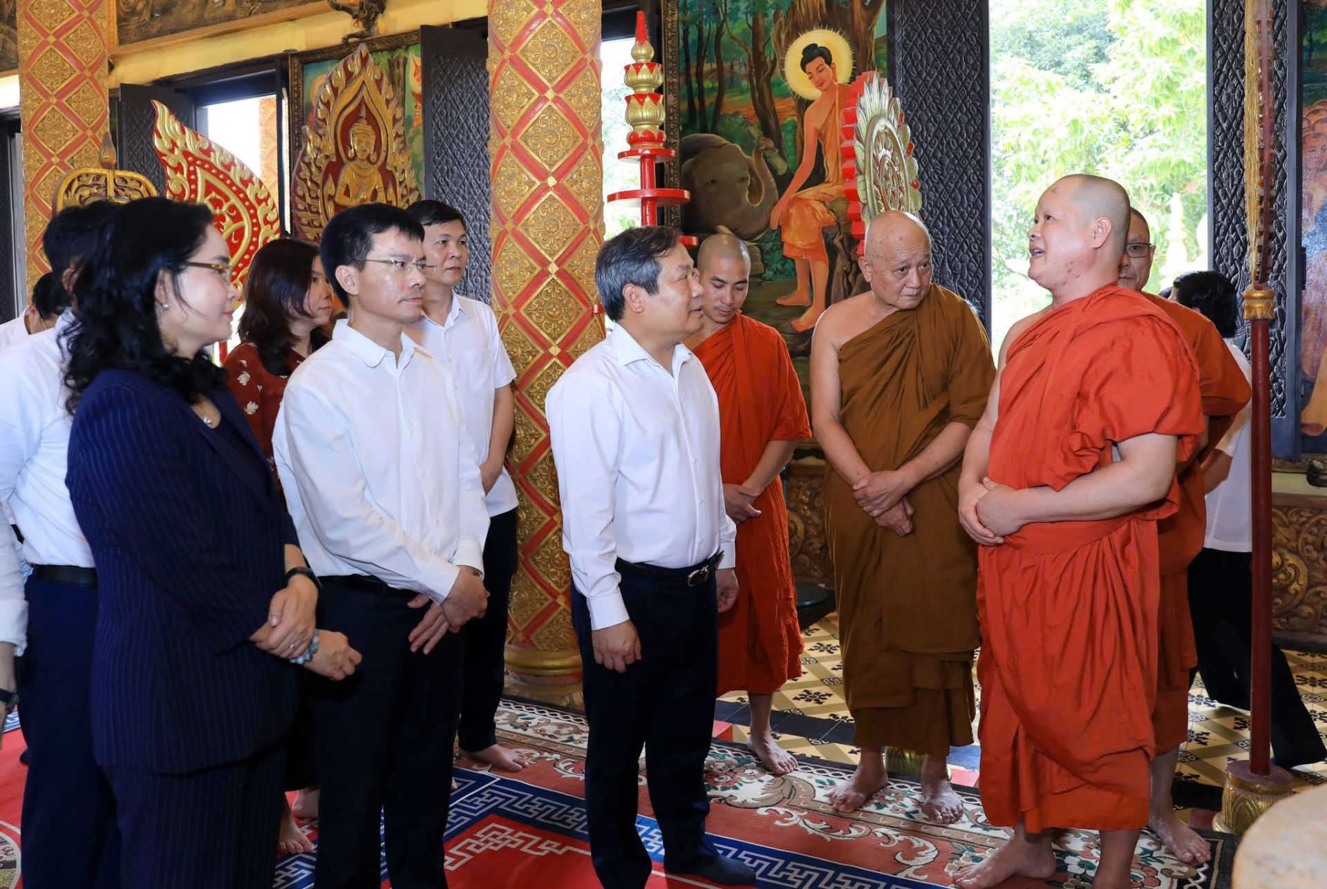 Chủ tịch UBND th&agrave;nh phố H&agrave; Nội Vũ Đại Thắng v&agrave; l&atilde;nh đạo Bộ Văn h&oacute;a, Thể thao v&agrave; Du lịch trao đổi với c&aacute;c chư tăng tại Ch&ugrave;a Khmer trong khu&ocirc;n vi&ecirc;n L&agrave;ng Văn h&oacute;a - Du lịch c&aacute;c d&acirc;n tộc Việt Nam.