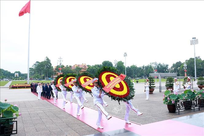 Đo&agrave;n đại biểu l&atilde;nh đạo, nguy&ecirc;n l&atilde;nh đạo Đảng, Nh&agrave; nước do Tổng B&iacute; thư, Chủ tịch nước T&ocirc; L&acirc;m dẫn đầu đến đặt v&ograve;ng hoa v&agrave; v&agrave;o Lăng viếng Chủ tịch Hồ Ch&iacute; Minh. Ảnh: Tuấn Anh/TTXVN