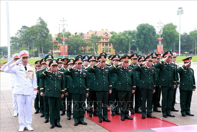 Đo&agrave;n đại biểu Bộ Quốc ph&ograve;ng th&agrave;nh k&iacute;nh tưởng niệm Chủ tịch Hồ Ch&iacute; Minh. Ảnh: Tuấn Anh/TTXVN