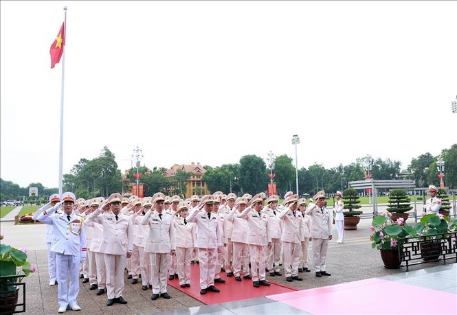 Đo&agrave;n đại biểu Bộ C&ocirc;ng an th&agrave;nh k&iacute;nh tưởng niệm Chủ tịch Hồ Ch&iacute; Minh. Ảnh: Tuấn Anh/TTXVN