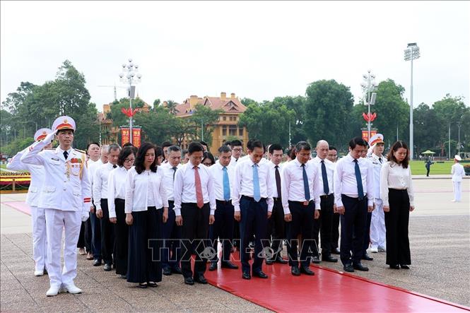 Đo&agrave;n đại biểu Bộ Ngoại giao th&agrave;nh k&iacute;nh tưởng niệm Chủ tịch Hồ Ch&iacute; Minh. Ảnh: Tuấn Anh/TTXVN