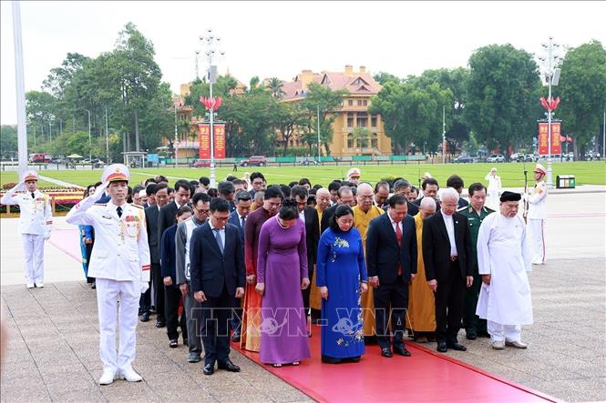 Đo&agrave;n đại biểu Ủy ban Trung ương Mặt trận Tổ quốc Việt Nam th&agrave;nh k&iacute;nh tưởng niệm Chủ tịch Hồ Ch&iacute; Minh. Ảnh: Tuấn Anh/TTXVN