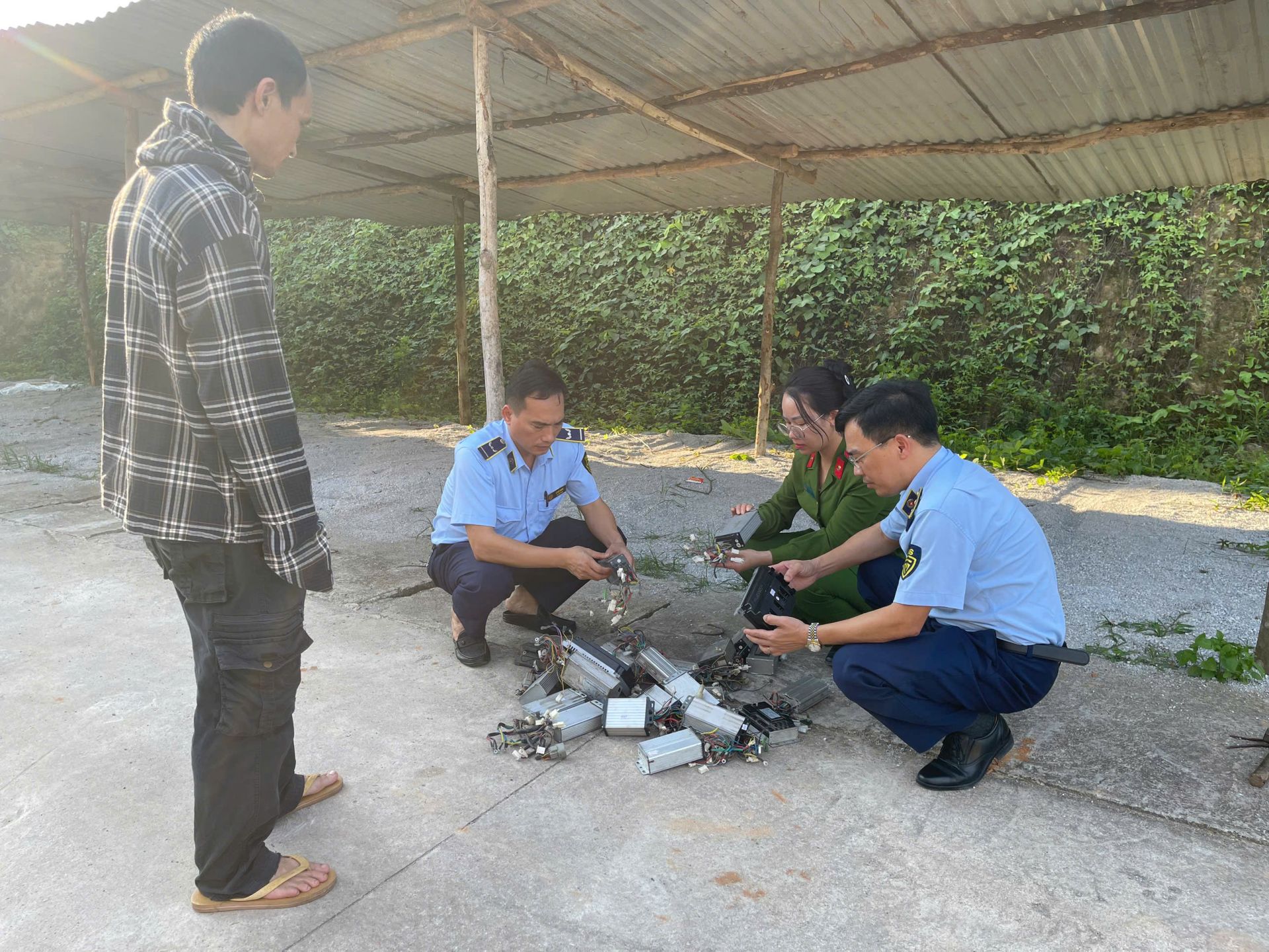 Lào Cai: Xử phạt cơ sở kinh doanh phụ kiện xe điện không rõ nguồn gốc