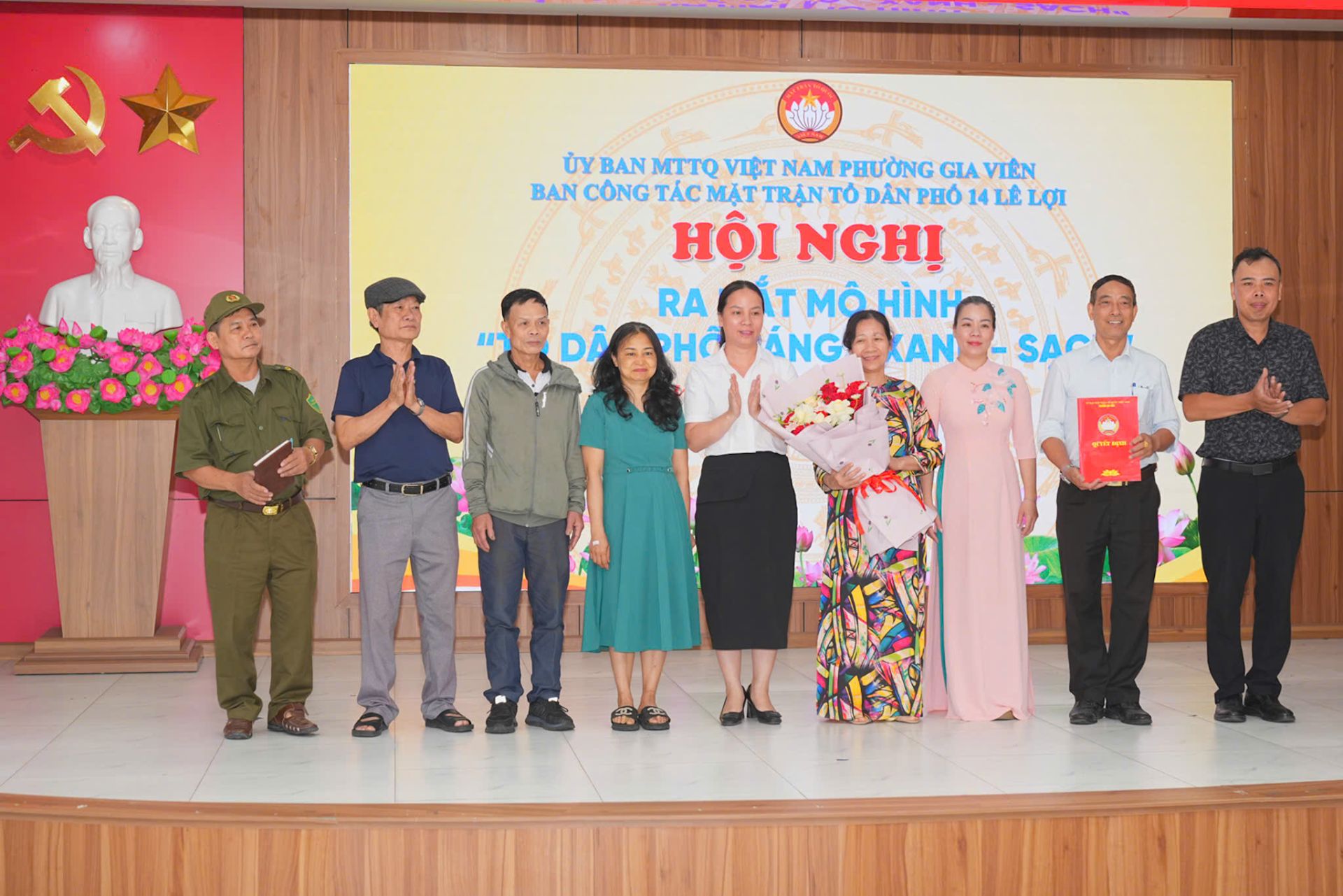 Ban vận động thực hiện m&ocirc; h&igrave;nh gồm 08 th&agrave;nh vi&ecirc;n đ&atilde; ch&iacute;nh thức ra mắt v&agrave; nhận nhiệm vụ.