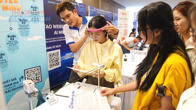 C&aacute;c đại biểu tham quan sản phẩm, m&ocirc; h&igrave;nh, c&ocirc;ng nghệ khởi nghiệp... trưng b&agrave;y tại &ldquo;Ng&agrave;y hội khởi nghiệp đổi mới s&aacute;ng tạo TP. Đ&agrave; Nẵng 2025&rdquo;.