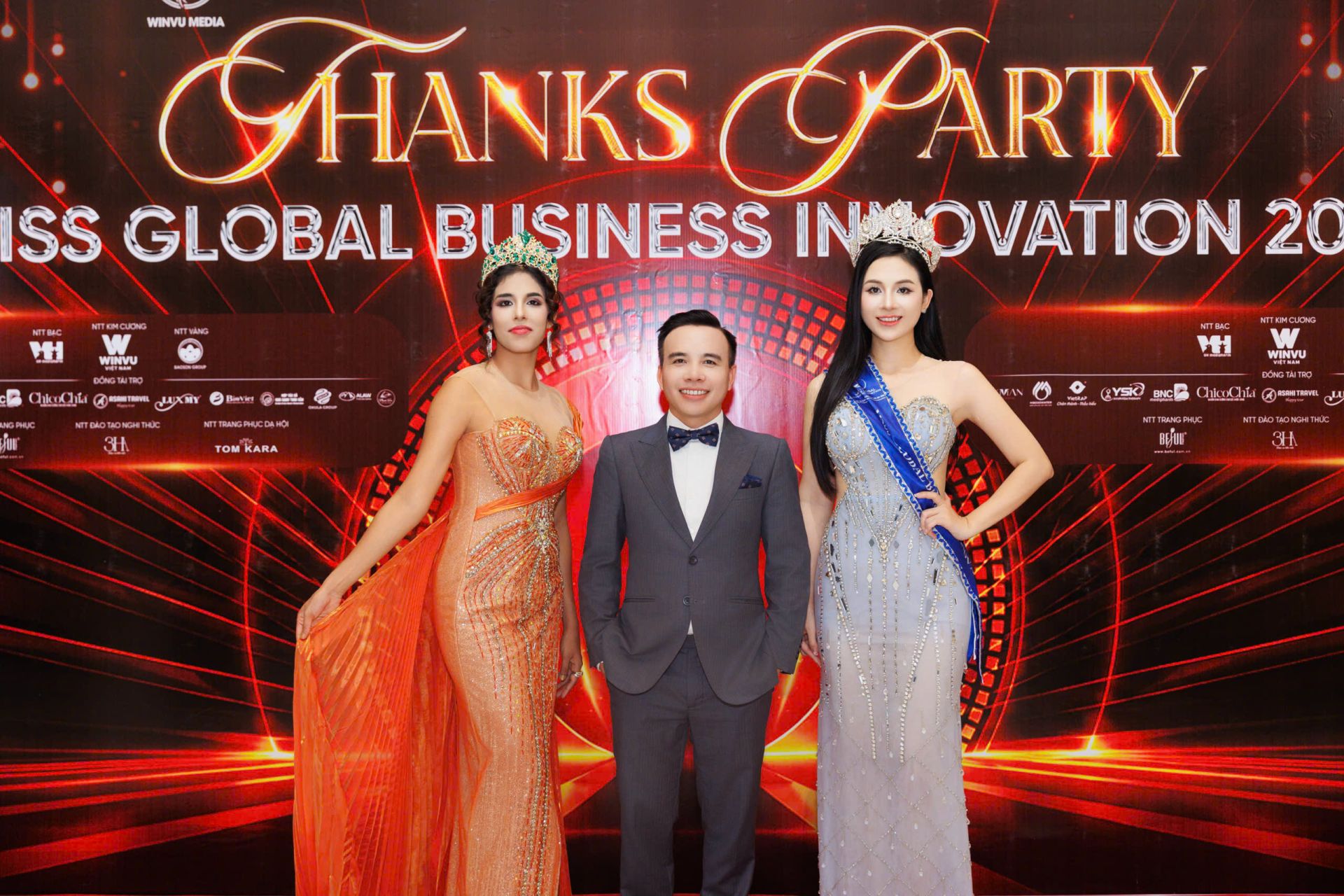 Hoa hậu Trần Thị Thanh T&acirc;m (phải), &ocirc;ng Vũ Đ&igrave;nh Thao (giữa) v&agrave; &Aacute; hậu 1 Purvi Khandelwal tại cuộc thi Miss Global Business Innovation 2026