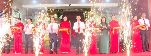 Các đại biểu thực hiện nghi thức cắt băng khánh thành Thư viện số cộng đồng phường Hòa Khánh. Các đại biểu thực hiện nghi thức cắt băng khánh thành Thư viện số cộng đồng phường Hòa Khánh.