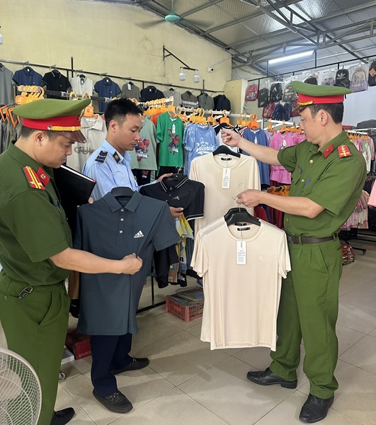 Lực lượng chức năng tỉnh Hưng Y&ecirc;n ra quan kiểm tra h&agrave;ng giả
