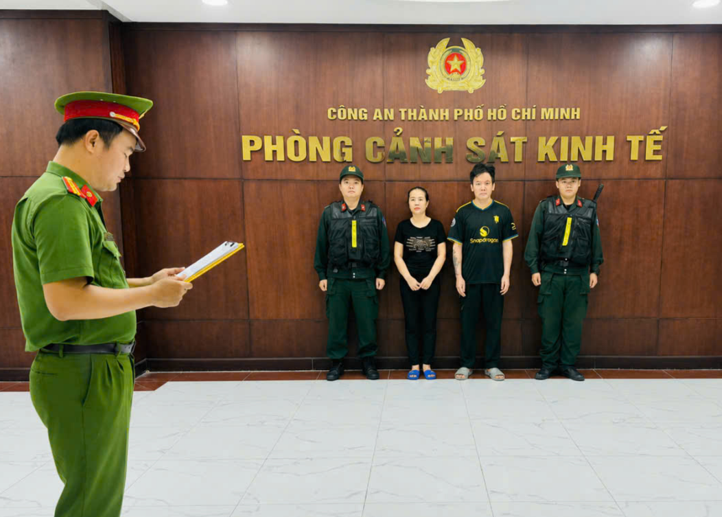 Lực lượng chức năng tống đạt các quyết định đối với hai bị can Vũ Thị Ngọc Anh và Nguyễn Duy Tấn Lực lượng chức năng tống đạt các quyết định đối với hai bị can Vũ Thị Ngọc Anh và Nguyễn Duy Tấn