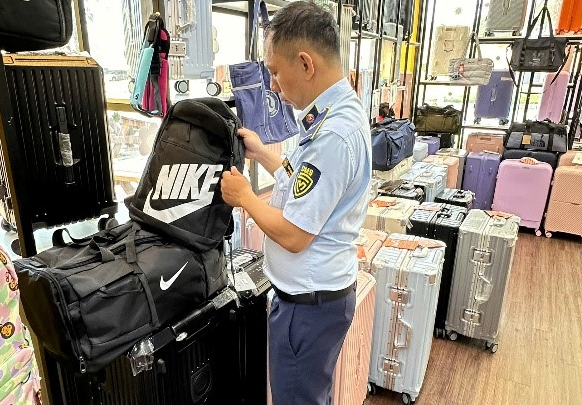 Đà Nẵng: Đột kích hàng loạt cơ sở kinh doanh, thu giữ hơn 600 sản phẩm giả mạo nhãn hiệu nổi tiếng