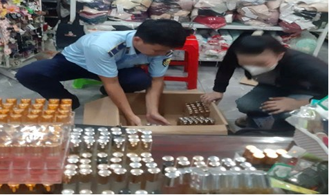 An Giang: Tiêu hủy hàng trăm chai nước hoa không rõ nguồn gốc xuất xứ