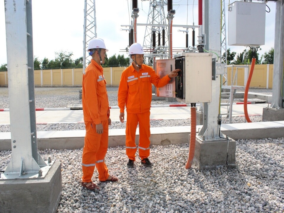 Kỹ sư, nh&acirc;n vi&ecirc;n vi&ecirc;n vận h&agrave;nh kiểm tra thiết bị trước thời điểm đ&oacute;ng điện dự &aacute;n 110kV Tứ Minh