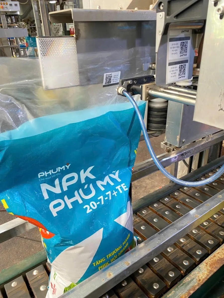 Sản phầm NPK của PVFCCo d&ugrave;ng chip để truy xuất nguồn gốc