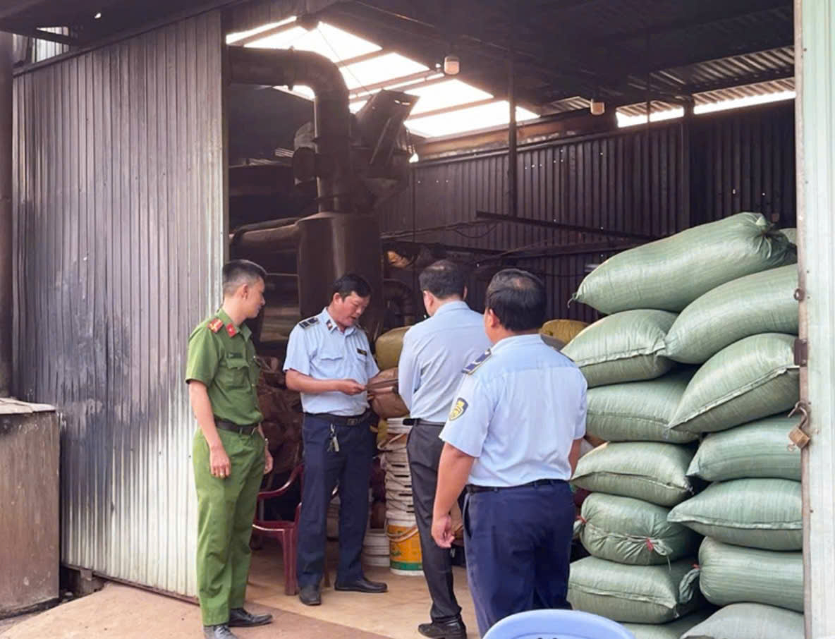 Lực lượng chức năng kiểm tra c&aacute;c cơ sở kinh doanh c&oacute; hoạt động ch&agrave;o b&aacute;n h&agrave;ng h&oacute;a qua mạng x&atilde; hội v&agrave; s&agrave;n thương mại điện tử tr&ecirc;n địa b&agrave;n H&oacute;c M&ocirc;n v&agrave; Đ&ocirc;ng Thạnh.