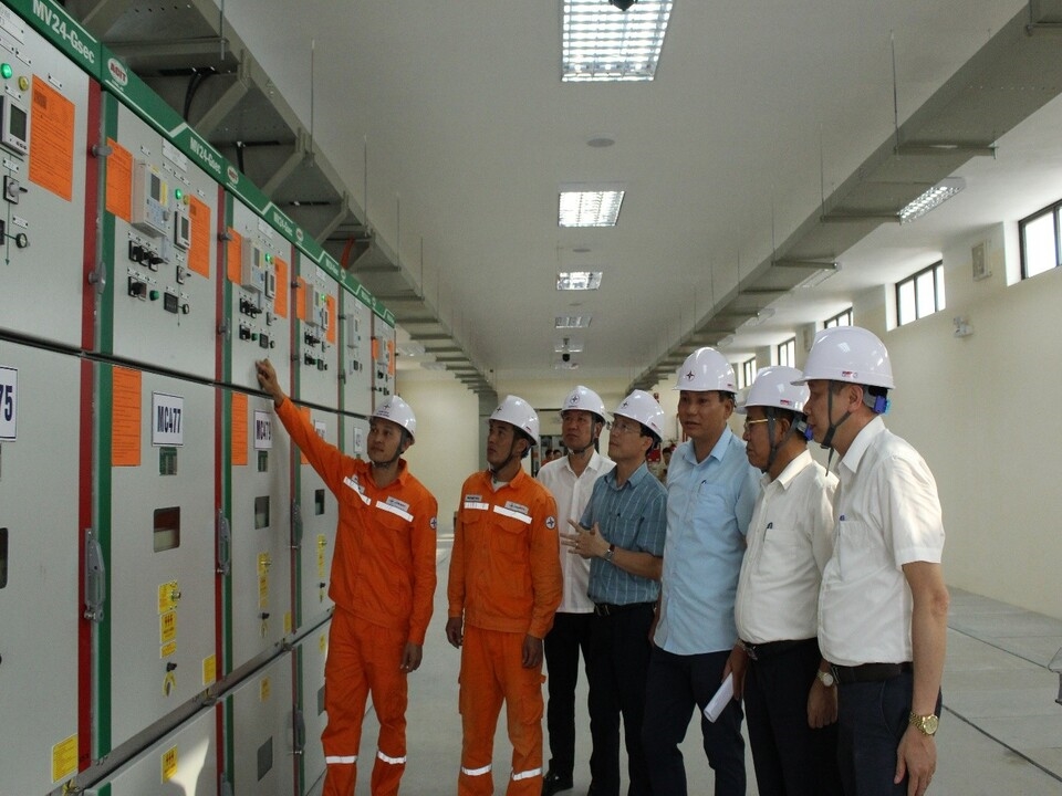 L&atilde;nh đạo C&ocirc;ng ty Điện lực Hải Ph&ograve;ng kiểm tra c&ocirc;ng t&aacute;c đ&oacute;ng điện dự &aacute;n đường d&acirc;y v&agrave; TBA 110kV Tứ Minh