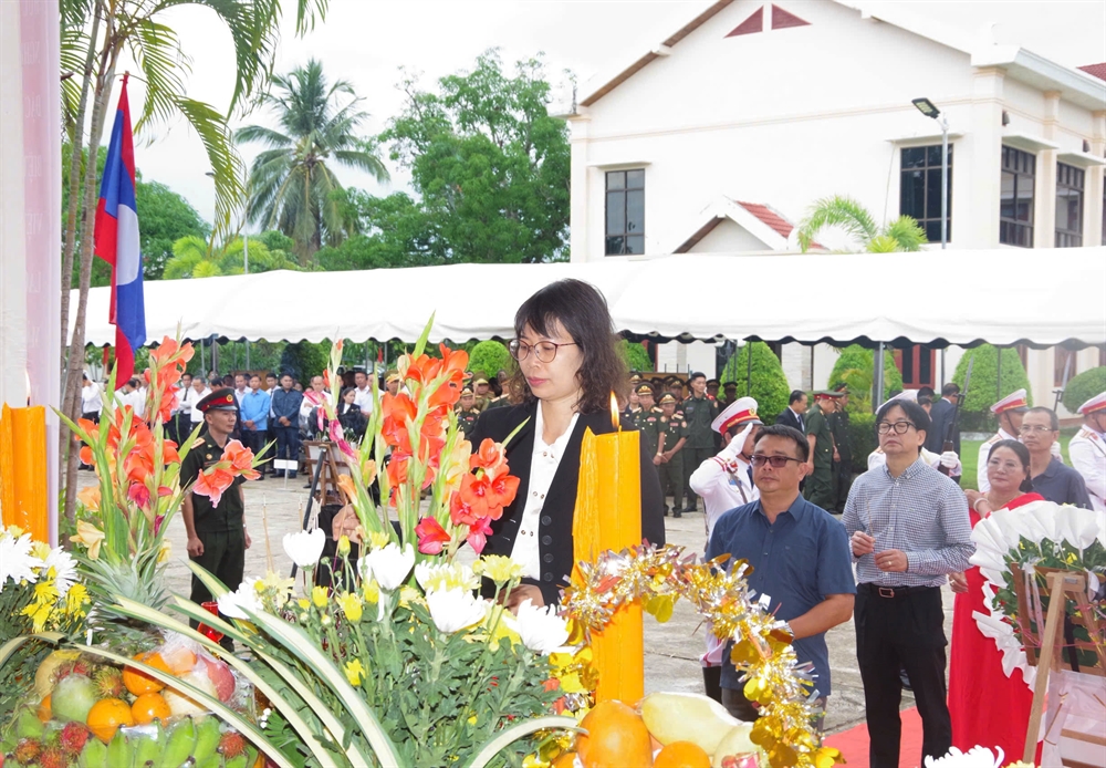 Đo&agrave;n c&aacute;n bộ L&atilde;nh sự qu&aacute;n Việt Nam tại L&agrave;o thắp hương tưởng niệm c&aacute;c liệt sĩ