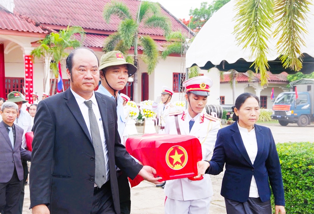 Huế: Đón hài cốt 8 liệt sĩ được đưa về từ Salavan (Lào)