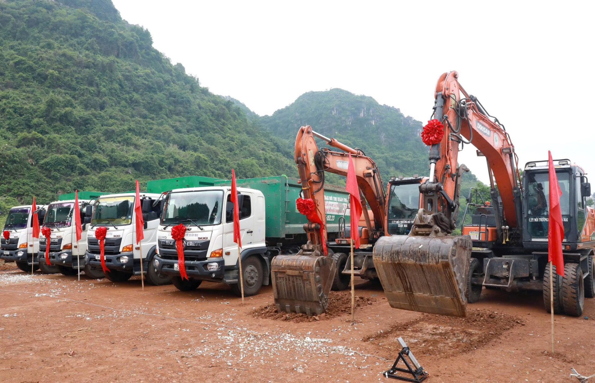 Phương tiện, máy móc phục vụ triển khai Dự án Nhà máy xử lý môi trường và phát điện công nghệ cao Núi Thoong tại khu vực Tây Nam Hà Nội. Phương tiện, máy móc phục vụ triển khai Dự án Nhà máy xử lý môi trường và phát điện công nghệ cao Núi Thoong tại khu vực Tây Nam Hà Nội.