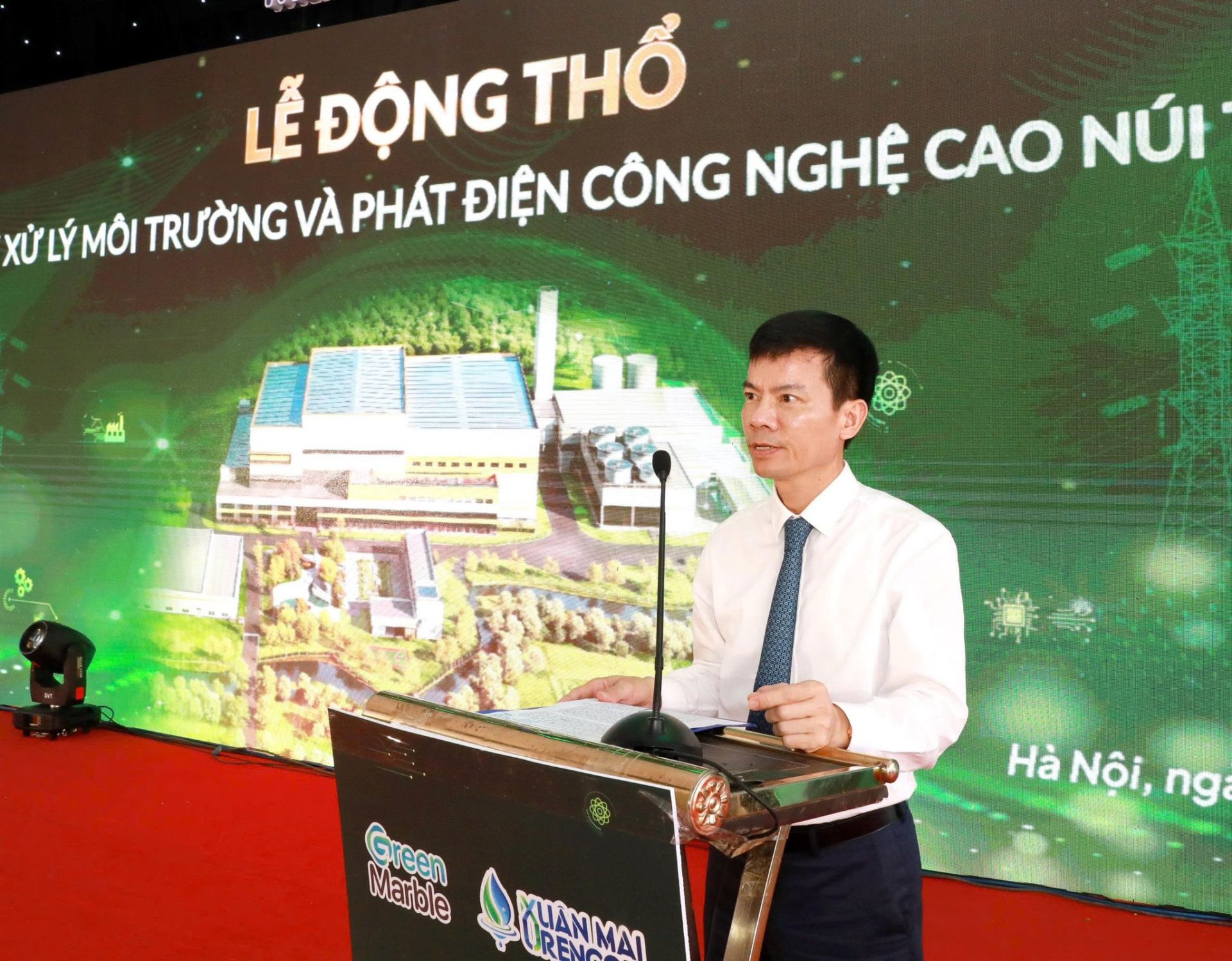 Đại diện chủ đầu tư phát biểu tại lễ động thổ Dự án Nhà máy xử lý môi trường và phát điện công nghệ cao Núi Thoong, dự án điện rác công nghệ cao đầu tiên tại khu vực Tây Nam Thủ đô. Đại diện chủ đầu tư phát biểu tại lễ động thổ Dự án Nhà máy xử lý môi trường và phát điện công nghệ cao Núi Thoong, dự án điện rác công nghệ cao đầu tiên tại khu vực Tây Nam Thủ đô.