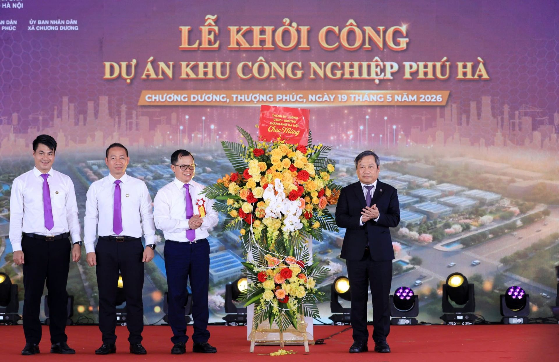 Chủ tịch UBND TP Hà Nội Vũ Đại Thắng cùng các đại biểu thực hiện nghi thức khởi công Dự án Khu công nghiệp Phú Hà, định hướng phát triển công nghiệp xanh, hiện đại và bền vững phía Nam Thủ đô. Chủ tịch UBND TP Hà Nội Vũ Đại Thắng cùng các đại biểu thực hiện nghi thức khởi công Dự án Khu công nghiệp Phú Hà, định hướng phát triển công nghiệp xanh, hiện đại và bền vững phía Nam Thủ đô.